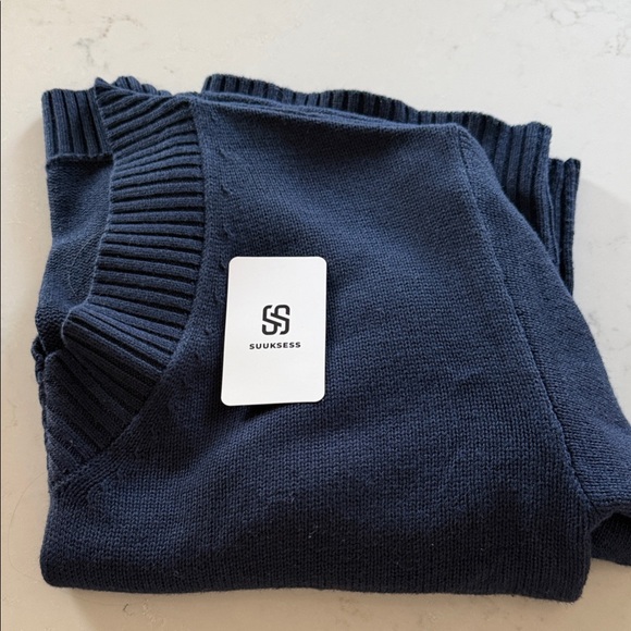 Women's Navy V-Neck Cashmere Blend Sweater - Picture 3 of 5